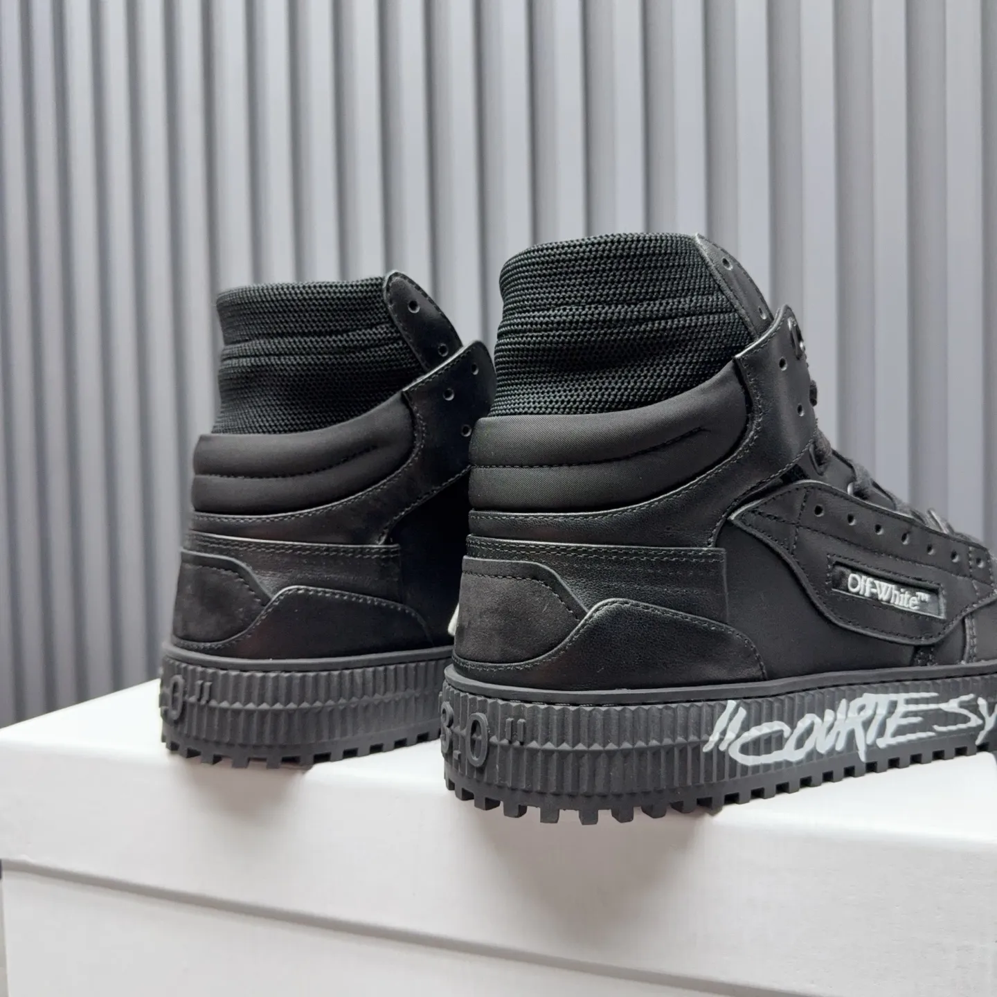 [OFF WHITE] P: 740💰Couple model👫, Size: Female 35-40. Male 39-44 (45.46 customized) High-quality version👊 "Out of office" series original molding, original lasting, production process 1:1 original ➰OFF GRAY WHITE OW ➰ First-layer cowhide, imported skin-friendly and environmentally friendly polyester mesh, original molding, high elasticity and environmentally friendly molding pad Made with the original lasting process. The original molded rubber outsole (never yellows and deforms) has a super correct shape, bright color and strong three-dimensional effect👍. Packaging💯Full set of packaging synchronized with the official website (branded paper, certificate of quality, branded cloth bag)